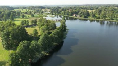 Doğa nehri şelalesi ve yeşil orman. Nehre yakın küçük bir köy, göl. Yüzeydeki eski bir köy. Tropik orman yeşil yağmur ormanı. Sakinlik, rahatlama. Ormanda yalnız yürüyen bir kadın..