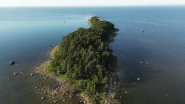 Yeşil ormanın yüksek açılı insansız hava aracı görüntüsü. Güzel bir sahil kenarı, Tropik hiç kimse doğa deniz manzarası. Toprağın sonu. Yeşil orman ve açık deniz. - Evet. Yüksek kalite 4k görüntü