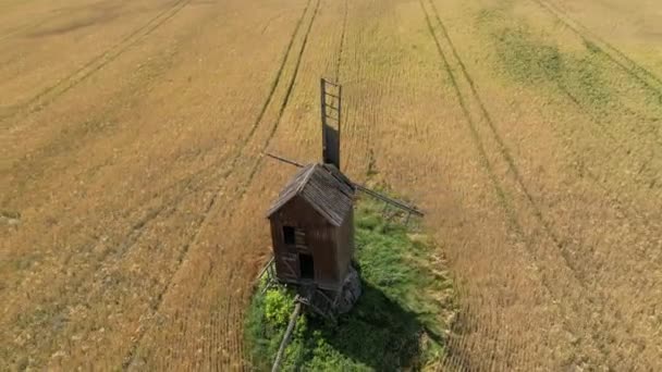 Ancienne Grande Éolienne Seule Dans Champ Blé Coucher Soleil Orange — Video