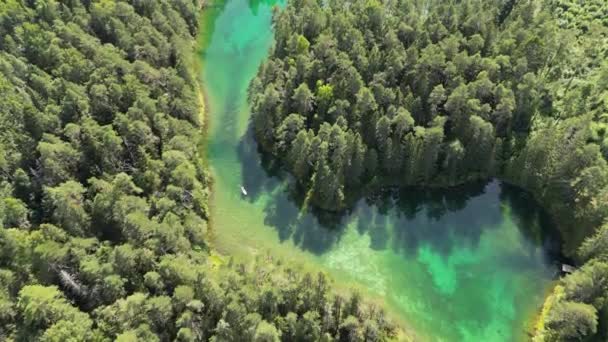 Яркое Синее Зеленое Озеро Чистая Голубая Зеленая Вода Светлыми Отражениями — стоковое видео