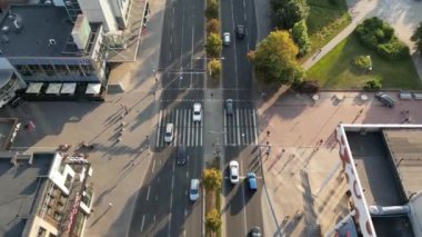 Şehrin içindeki otobanda tepeden aşağı giden bir araba sürücüsü. Yukarıdan aşağıya otoban görüntüsü araç hava görüntülerini takip ediyor. Yol trafiği şehir manzarasının resimli havası. Şehir manzarası yok. İş merkezi.