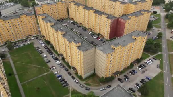 城市里的现代住宅建筑 宿舍区 卧室社区 无人机在爱沙尼亚塔尔图的住宅上空盘旋 苏联建筑 旧公寓大楼 — 图库视频影像