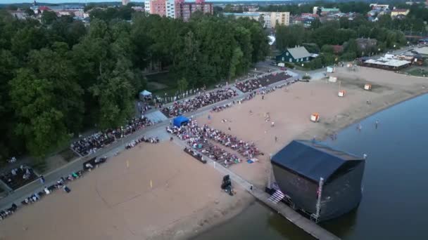 Большая Толпа Людей Музыкальном Фестивале Открытым Небом Концерт Рядом Озером — стоковое видео