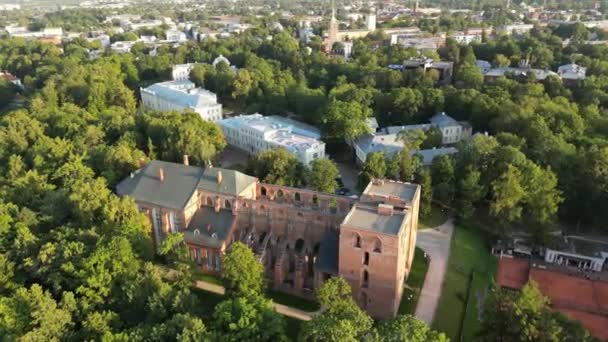 Luchtfoto Drone Beelden Van Groene Wolkenkrabber Filmische Achtergrond Dorpat Kathedraal — Stockvideo