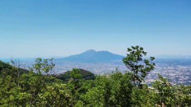 Arkadaki Vesuvio Dağı. Volkanik Vezüv Dağı 'na sahip Tyrhenian denizi. Napoli İtalya 'nın hava aracı görüntüsü. Üstten Görünüm Skyline Şehir Manzarası Napoli ve arkaplanda dağ. .
