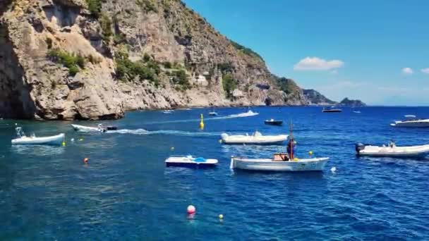 Barcos Flutuando Mar Costa Amalfi Olhando Porto Para Mar Aberto — Vídeo de Stock