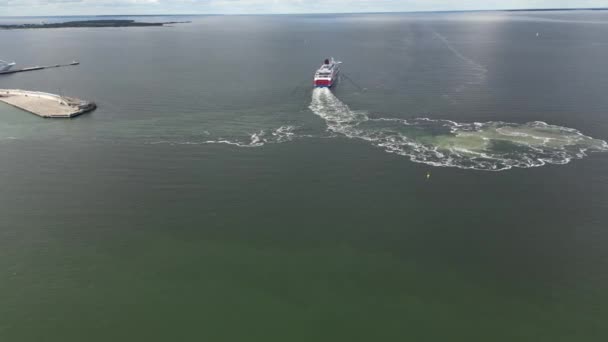 Het Cruiseschip Laat Witte Sporen Achter Zee Boot Verlaat Haven — Stockvideo