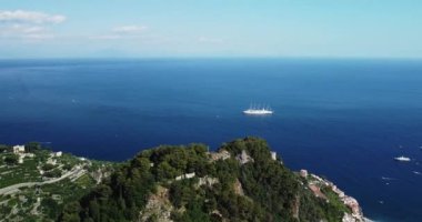 Positano, İtalya 'nın Amalfi Sahili' nde turistik bir yer. Ünlü İtalyan lüks turistlerin uğrak yerlerindeki resim gibi bir köy. Deniz kenarındaki küçük beyaz köy, Amalfi kıyısındaki turizm beldesi..