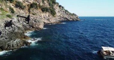 Akdeniz 'in Havadan Kapanışı. Sinematik vahşi doğa, İtalya 'nın Amalfi Sahili' nde turistik bölge. Şeffaf mavi deniz suları. Turkuaz suyu olan güzel bir sahil şeridi.. 