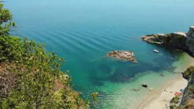 Akdeniz 'in Havadan Kapanışı. Sinematik vahşi doğa, İtalya 'nın Amalfi Sahili' nde turistik bölge. Şeffaf mavi deniz suları. Turkuaz suyu olan güzel bir sahil şeridi.. 