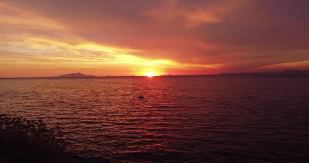Zachód Słońca Nad Falami Oceanicznymi Górami Łodzią Tle Tropikalny Nikt — Wideo stockowe