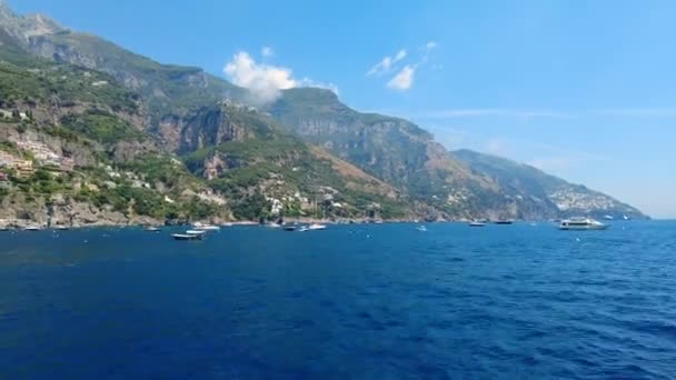 Човен Пливе Повз Мальовничий Італійський Пляж Пропуск Часу Гіпер Пауза — стокове відео