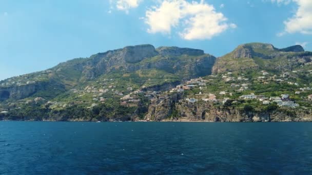 Flygfoto Närbild Medelhavet Filmisk Vild Natur Turistmål Amalfikusten Italien Genomskinligt — Stockvideo