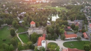 Parktaki renkli ağaçların üzerinde uçmak, bir şehir parkındaki güzel sonbahar ağaçlarının üzerinde insansız hava aracı görüntüsü. Sonbahar ormanı ve otoban insansız hava aracı manzarası. Gün batımında şehir manzaralı renkli sonbahar ağaçları. 