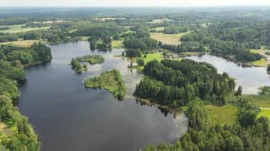 İsveç takımadaları, orman ve adaların üzerinde uçan insansız hava araçlarıyla çekildi. Takımadalardaki siluet adaları, İsveç takımadalarındaki hava manzarası. - Evet. Sıcak yaz akşamlarında ağaçlar ve yeşil ormanlar
