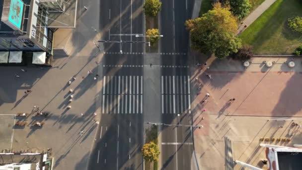 Πάνω Κάτω Εναέρια Από Αυτοκίνητα Οδηγούν Σταυροδρόμι Κυκλοφορία Αυτοκινήτων Και — Αρχείο Βίντεο