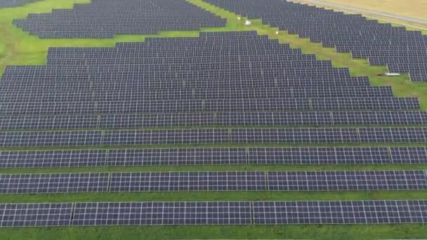 Yeşil Enerji Alanlarındaki Ekoloji Güneş Enerjisi Santrali Panelleri Sıraya Dizilmiş — Stok video