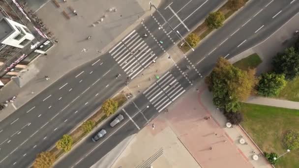 自上而下的汽车在十字路口行驶 车流和过路的人 交通公路交通 人山人海 人山人海 摩天大楼 — 图库视频影像