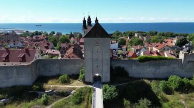 Baltık Denizi 'nde yer alan İsveç adası Gotland üzerinde uçan hava aracı görüntüleri. Gotland Adası 'nda güçlendirilmiş duvar. Eski ortaçağ şehir duvarları, ortaçağ İsveç şehri. 