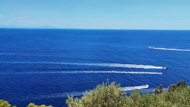 Segeljacht Windwellen Mittelmeer Sonniger Sommertag Glückliche Und Aufgeregte Menschen Auf — Stockvideo