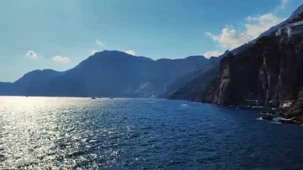 Oceano Onde Blu Rompono Sulla Scogliera Alta Una Montagna Rocciosa — Video Stock