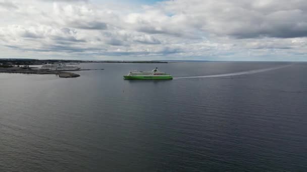 Κρουαζιερόπλοιο Αφήνει Λευκά Ίχνη Στη Θάλασσα Σκάφος Φεύγει Από Λιμάνι — Αρχείο Βίντεο