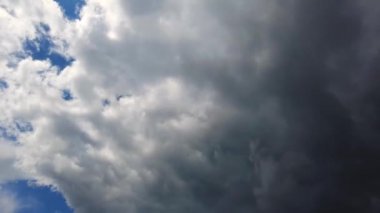 Kümülüs bulutlu zaman çizelgesi. Karanlık gökyüzü bulutları, koyu gri fırtına bulutları. Güzel doğa zamanı hızlandırılmış fırtına bulutları, mavi gökyüzü fırtınadan sonra ortaya çıkıyor. Hiperaktiflik. Hareket eden gökyüzü bulutları. 