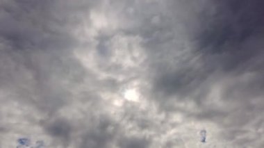 Kümülüs bulutlu zaman çizelgesi. Karanlık gökyüzü bulutları, koyu gri fırtına bulutları. Güzel doğa zamanı hızlandırılmış fırtına bulutları, mavi gökyüzü fırtınadan sonra ortaya çıkıyor. Hiperaktiflik. Hareket eden gökyüzü bulutları. 