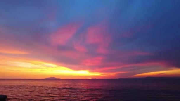 壮观的日落或日出景观的时间流逝 美丽的云彩笼罩着大海 时光飞逝的云彩在落日的天空中飞扬 迷人的光 粉色和红色的日落 船只驶过 — 图库视频影像