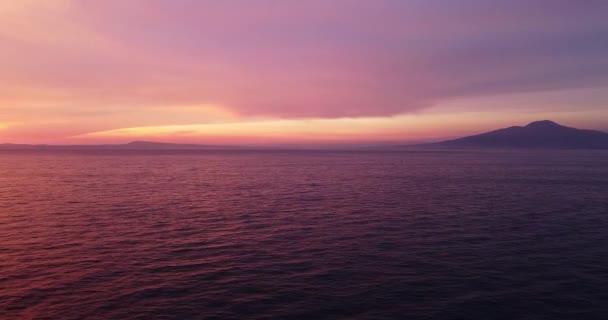 Neapol Włochy Wezuwiusz Kolory Zachodu Słońca Odbijają Się Górach Skaliste — Wideo stockowe