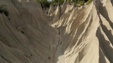 Batık kireçtaşı ocakları arasında koşan insanlar terk edilmiş. Spor etkinliği, nikel madeninin havadan görünüşü. Büyük bir endüstriyel taş ocağı. Demir madenciliğinin en üst görüntüsü. Çıkartma.. 