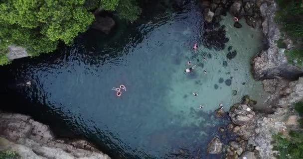 Pessoas Nadando Uma Caverna Praia Escondida Bagni Regina Giovanna Sorrento — Vídeo de Stock