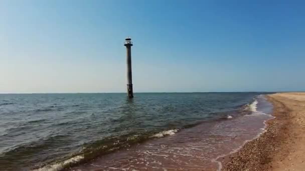 Leuchtturm Wasser Meer Leuchtturm Ufer Lehnend Ins Meer Sanddünen Mit — Stockvideo