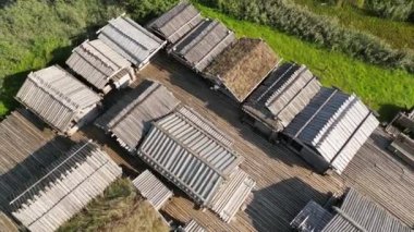 Araisi Gölü yerleşim alanı hava aracı görüntüsü, 9. yüzyılda inşa edilmiş. Letonya 'da Araisi Gölü' nün ortasındaki bir adadaki göl kasabası. Arkeolojik alan. Kuşlar uçuyor.. 