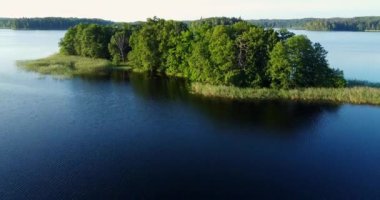 İsveç takımadaları, orman ve adaların üzerinde uçan insansız hava araçlarıyla çekildi. Takımadalardaki siluet adaları, İsveç takımadalarındaki hava manzarası. - Evet. Sıcak yaz akşamlarında ağaçlar ve yeşil ormanlar