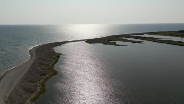 Tiroteio Drone Voando Sobre Longo Cuspo Areia Cuspo Areia Água — Vídeo de Stock