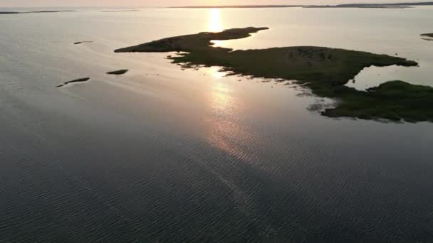 岛屿链和水下远足道路 空中的景色掠过了日落时分美丽的岛屿 阳光的颜色 飞越爱沙尼亚群岛上空的无人驾驶飞机发射的群岛 — 图库视频影像