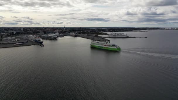 Sétahajó Fehér Nyomokat Hagy Tengeren Hajó Elhagyja Kikötőt Vízfelület Habbal — Stock videók