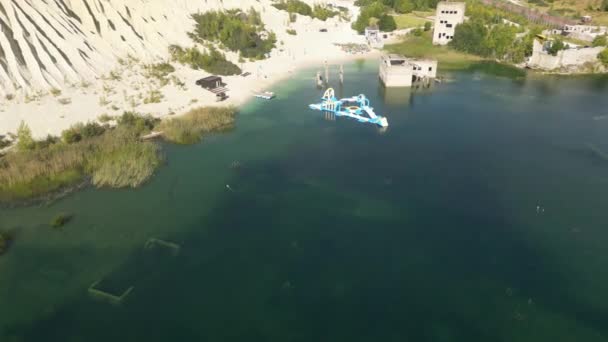 Ditinggalkan Rummu Tambang Untuk Ekstraksi Batu Kapur Danau Pirus Dengan — Stok Video
