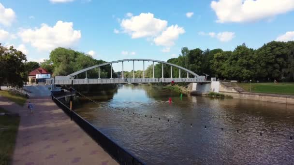 Timelapse People Walking Promenade Next River Riverside Bay View Bridge — Stockvideo