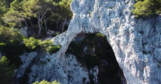 Arco Naturale Luftaufnahme Natürlicher Kalksteinbogen Der Eine Brücke Zwischen Zwei — Stockvideo
