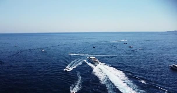 Широкий След Лодки Многие Парусные Яхты Лодки Ветровых Волнах Вид — стоковое видео