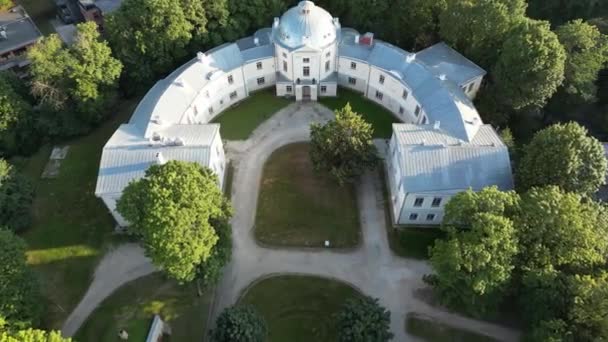 Tartu Old Anatomical Theatre Colonial Style City Aerial Drone Fly — Wideo stockowe