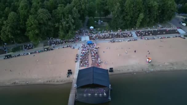 Велика Кількість Людей Музичному Фестивалі Просто Неба Концерт Біля Озера — стокове відео