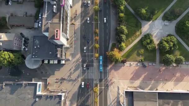 Πάνω Κάτω Εναέρια Από Αυτοκίνητα Οδηγούν Σταυροδρόμι Κυκλοφορία Αυτοκινήτων Και — Αρχείο Βίντεο