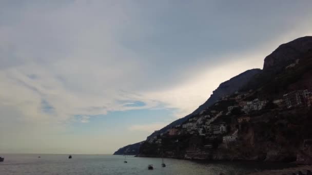 日の出の日没時にカラフルな暗い雲が過経過します Amalfi海岸 ポジターノ イタリアで日没と水平線に対する湾の素晴らしいパノラマビュー 鳥が飛んでいく そうだ 高品質フルHd — ストック動画