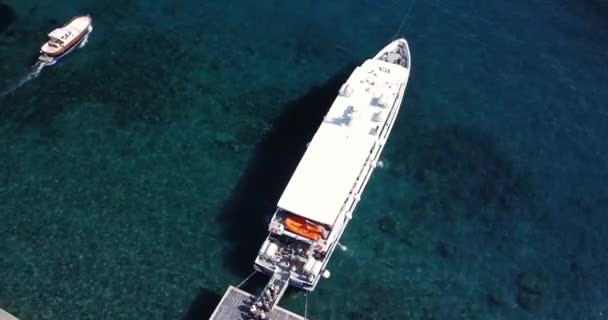Arriving Anddeparting Boat Boarding Abroad Aerial Drone Footage Speed Boat — Video