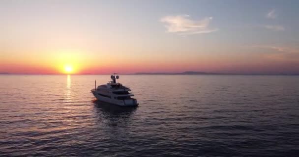 Colorful Sunset Sea Surface Sail Boat Sun Goes Blue Orange — Stockvideo