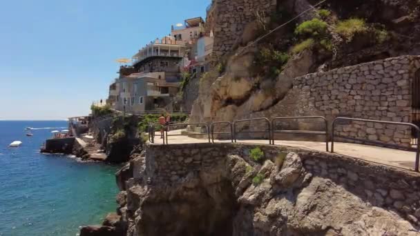 Walking Waves Hitting Coast Sunny Resort Beach Rocky Trekking Walking — Stock video