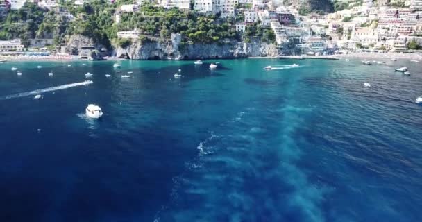 Позитано Туристическое Направление Побережье Амальфи Италия Летающий Низко Над Историческим — стоковое видео